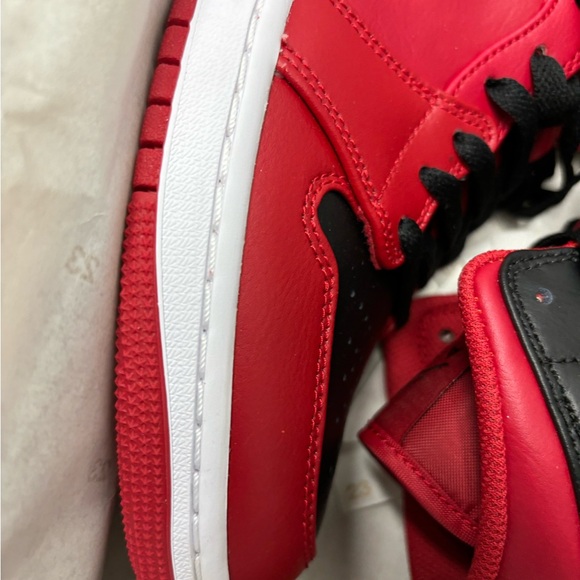 Jordan 1 (Mid) - Men’s - Picture 2 of 4